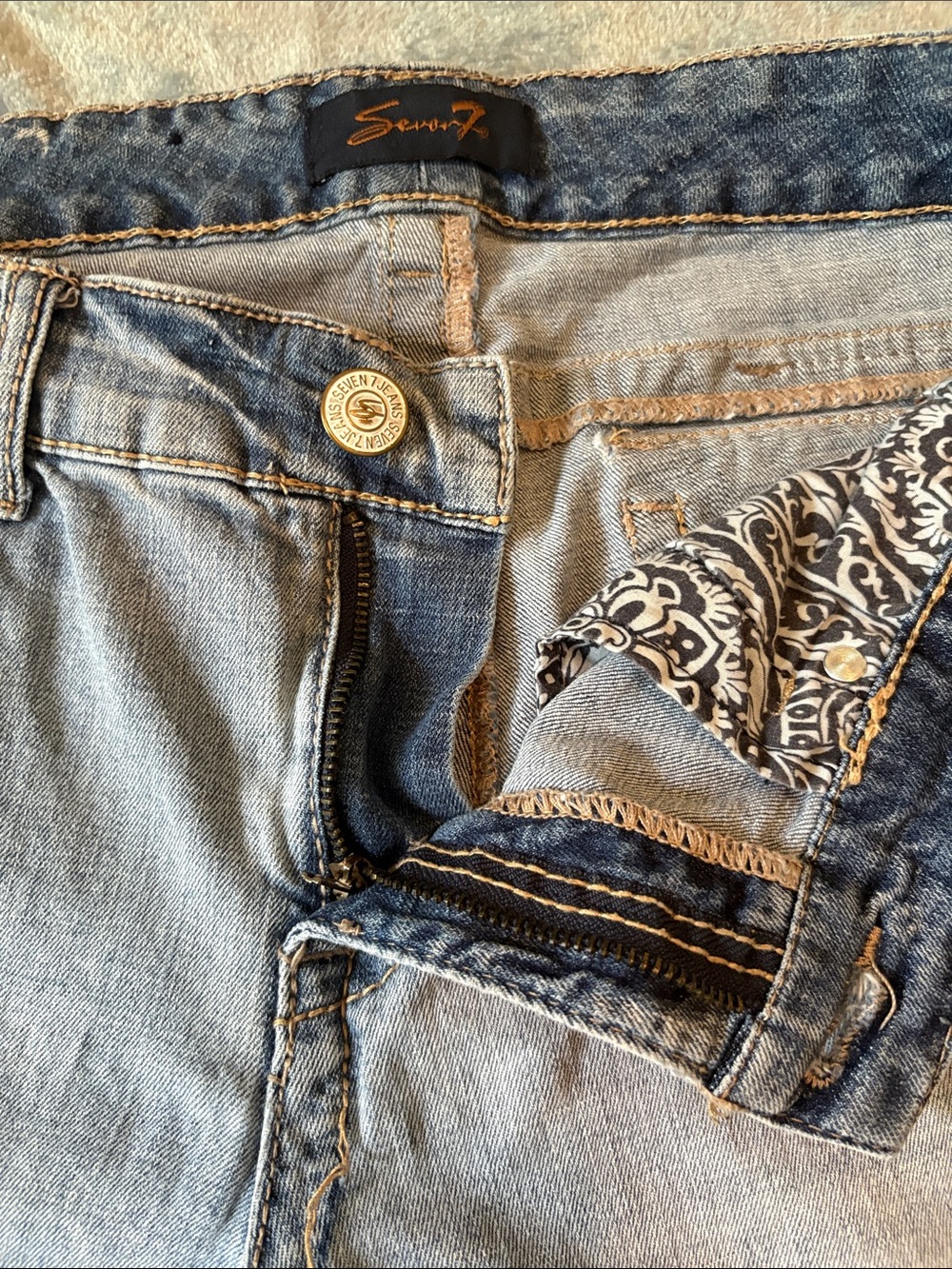 Seven7 Faded Light Blue Capri Jeans - Picture 6 of 8